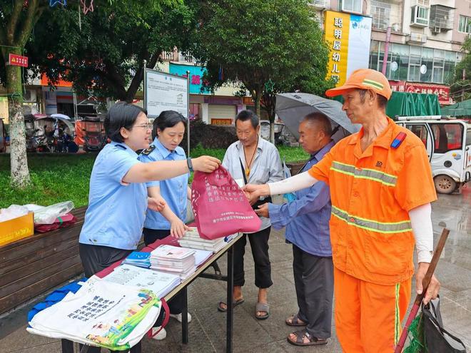 九游娱乐网站:遂宁市安居区市场监管局开展2024年化妆品安全科普宣传周活动(图2)