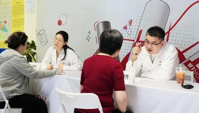 九游娱乐平台：夏日该如何科学护肤？这场义诊活动为居民答疑解惑(图2)