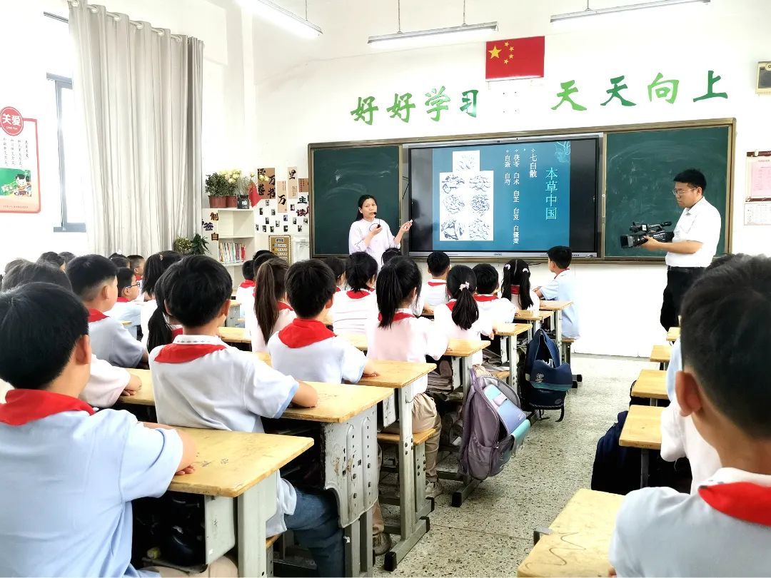 九游娱乐：“安全用妆法治同行”邳州举办2024年化妆品安全科普系列宣传活动(图2)