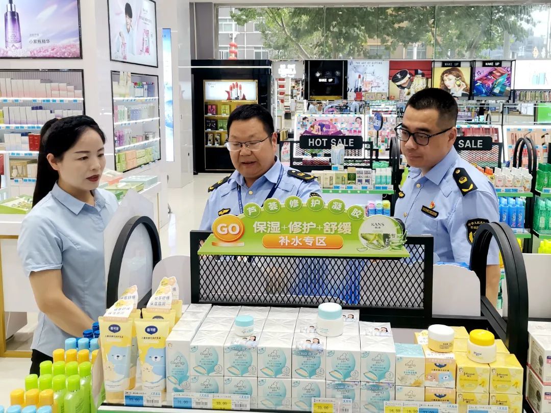 九游娱乐：“安全用妆法治同行”邳州举办2024年化妆品安全科普系列宣传活动(图3)
