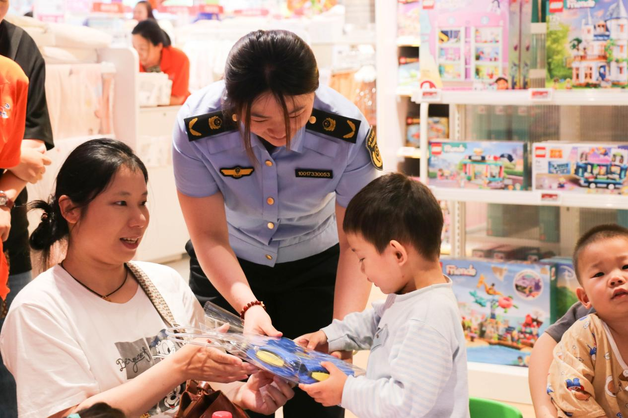 九游娱乐：江苏南京：开展“安全用妆小北‘童’行”主题宣传活动(图1)
