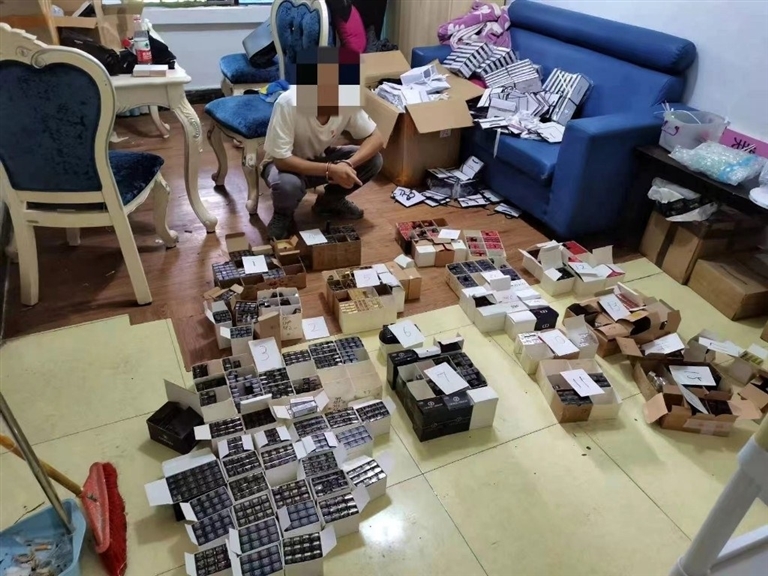 九游娱乐平台：成本20元的口红轻松卖千元重庆警方打掉一制售假冒品牌化妆品犯罪团伙涉案金额超4000万元(图2)