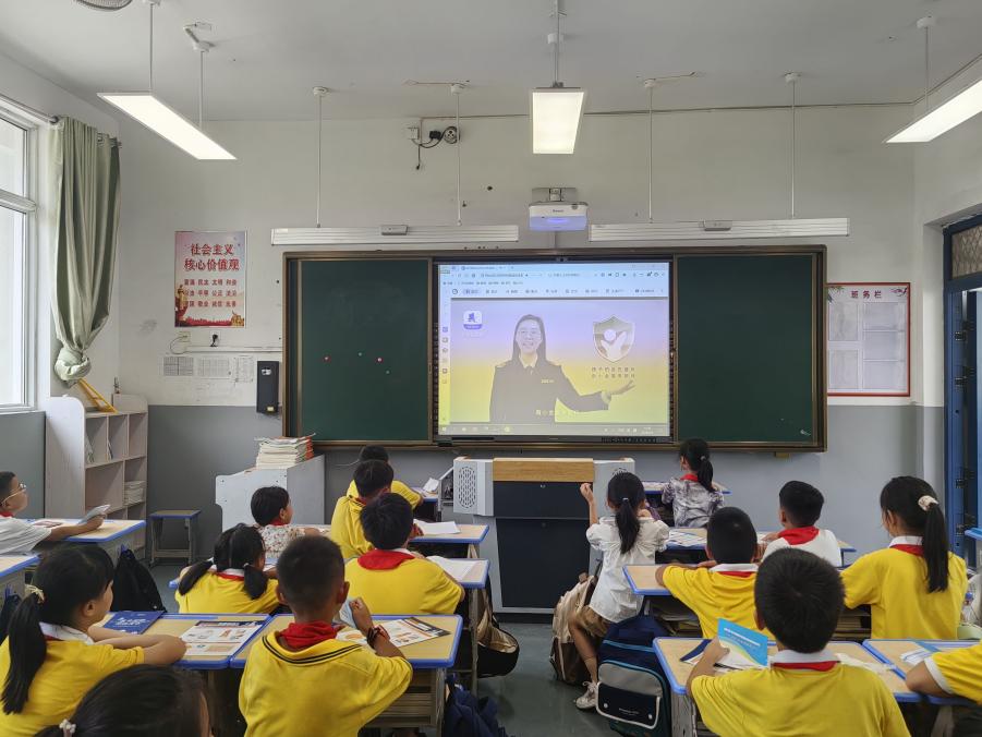 九游娱乐网站：祁门县：化妆品科普知识进校园(图1)