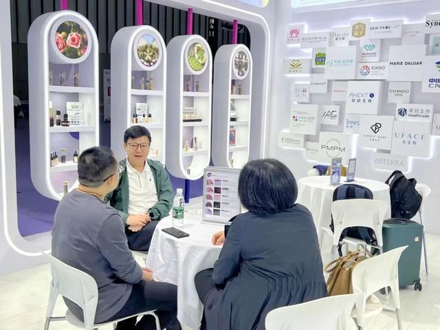 九游娱乐平台：东方美谷精彩亮相2024中国香料香精化妆品行业年会暨产业博览会(图3)