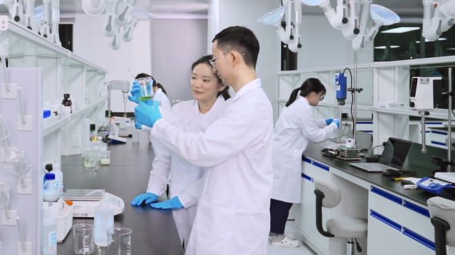 九游娱乐：海龟爸爸×抖音科研“战痘”溯源携人民日报解码青少年科学护肤！(图5)