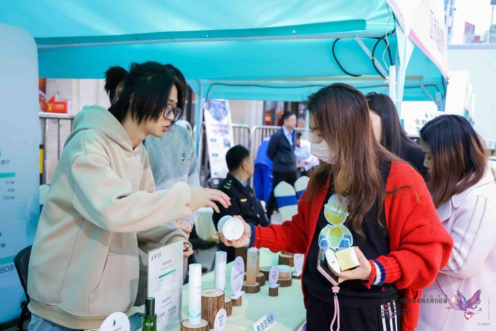 九游娱乐网站：百款美妆潮流产品一站展示！“广州国际美妆周”天河分会场启动(图3)
