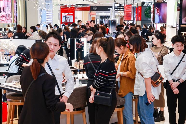九游娱乐：连续七年兰蔻等多品牌在银泰百货收获“全国第一柜”(图1)