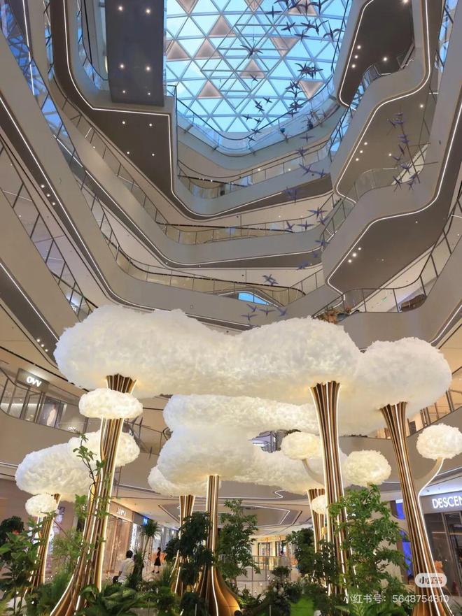 九游娱乐：化妆品专柜“逃离”商场一楼(图1)