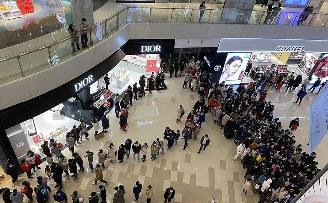 九游娱乐：化妆品专柜“逃离”商场一楼(图8)