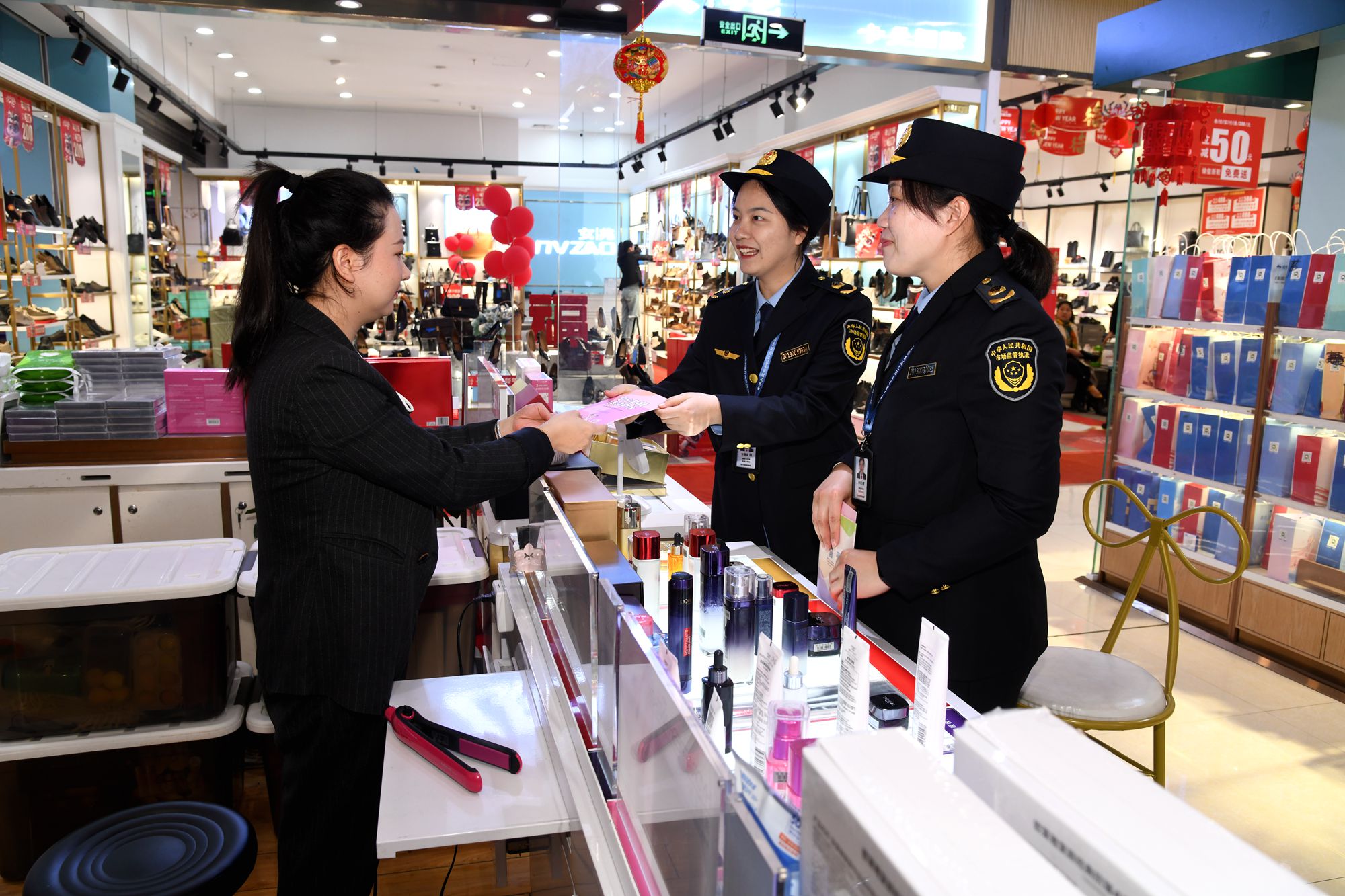 九游娱乐网站：守护“美丽消费”！广西来宾市市场监管局2024年查处化妆品违法案件98件(图2)
