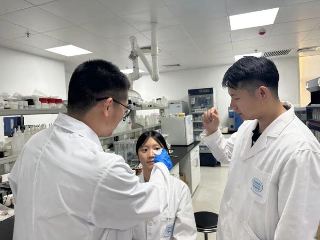 九游娱乐平台：聚焦熟龄肌精准抗老美人媄引领科技护肤新高度(图4)
