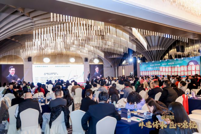 九游娱乐平台：荣耀收官！曲洪欣年度庆典开启护肤新“肌”遇(图2)