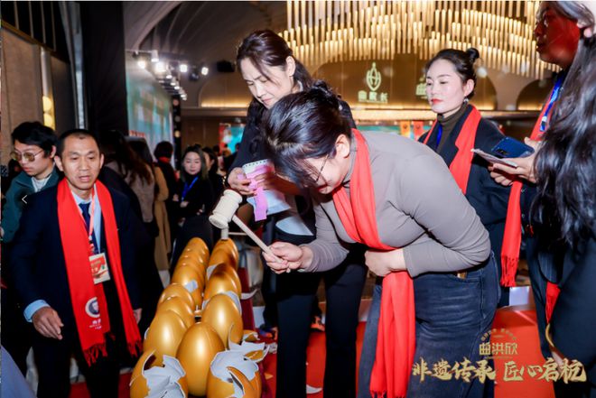 九游娱乐平台：荣耀收官！曲洪欣年度庆典开启护肤新“肌”遇(图7)