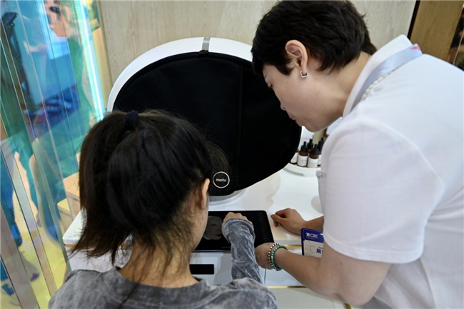 九游娱乐平台：同仁堂化妆品亮相CBE入围“2025美伊Beauty”榜单(图1)