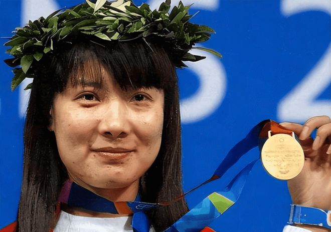 九游娱乐平台：40岁杜丽状态惊艳！奥运冠军褪去青涩痘印如今韵味十足成女神(图1)