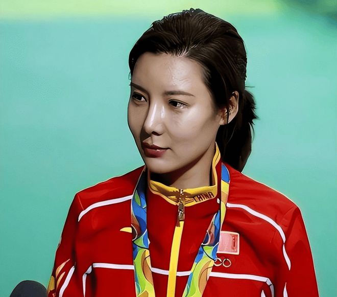 九游娱乐平台：40岁杜丽状态惊艳！奥运冠军褪去青涩痘印如今韵味十足成女神(图3)