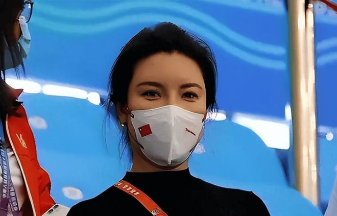 九游娱乐平台：40岁杜丽状态惊艳！奥运冠军褪去青涩痘印如今韵味十足成女神(图6)