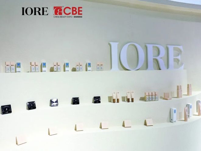 九游娱乐网站：「原生之美自成一派」IORE瑷亦携底妆美学新品闪耀CBE(图1)