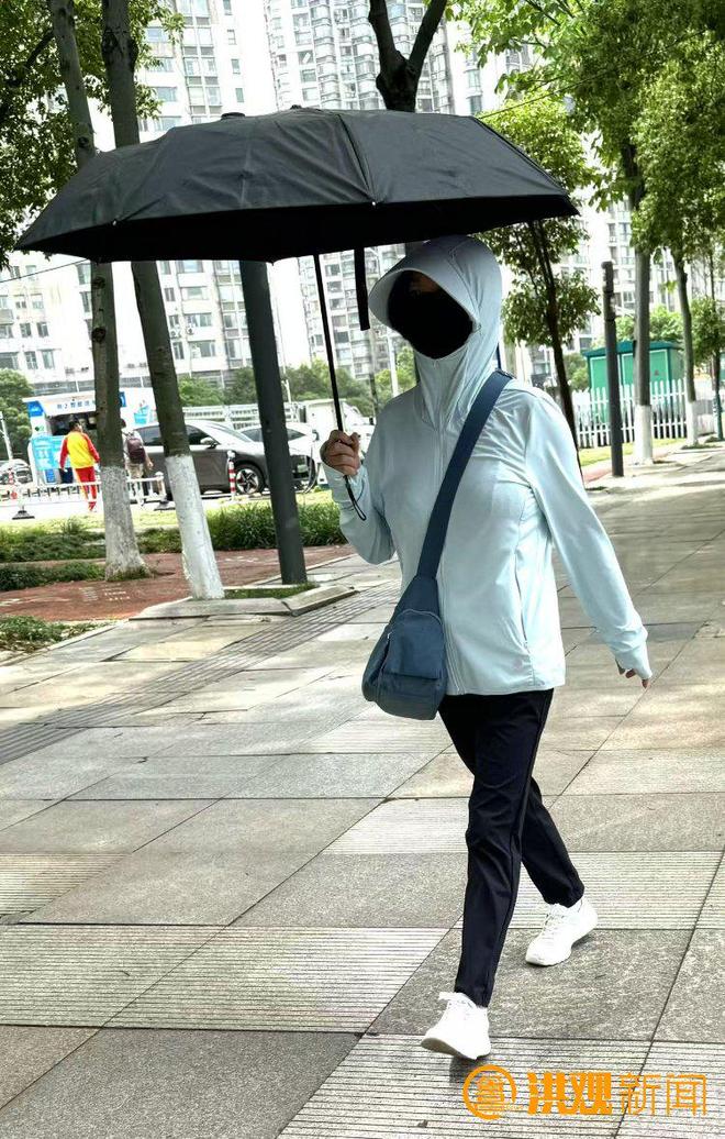 九游娱乐网站：全副“捂”装！高温催热“防晒经济”(图1)