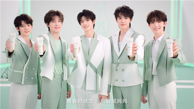 九游娱乐：青春与专业共振！袋鼠妈妈正式官宣TOP登陆少年组合为青少年洗护系列全球代言人(图2)