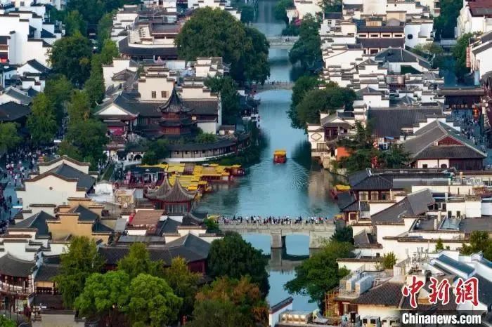 九游娱乐网站：苏超联赛你真是“人均梗王”啊！(图1)