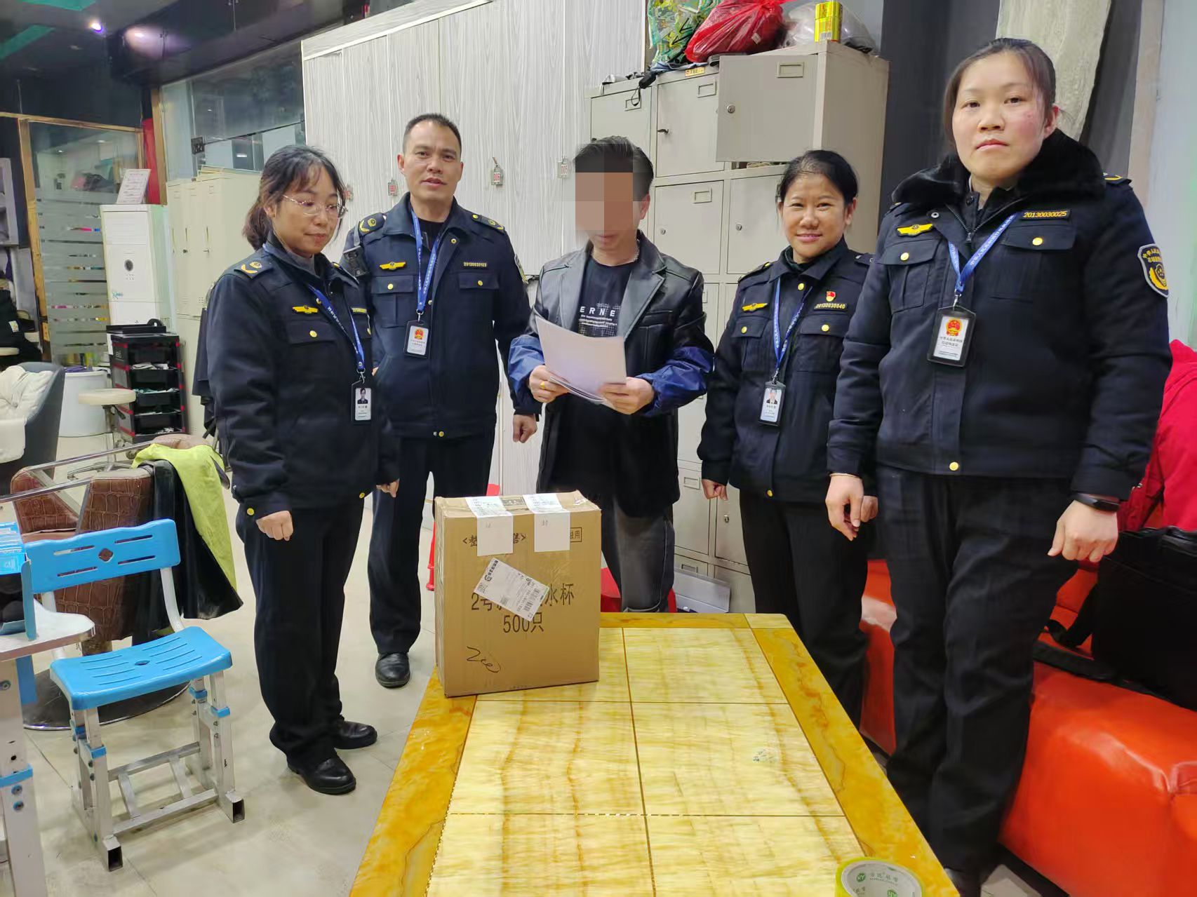 九游娱乐：化妆品超期仍敢使用!广西来宾市兴宾区某美发院被罚(图2)