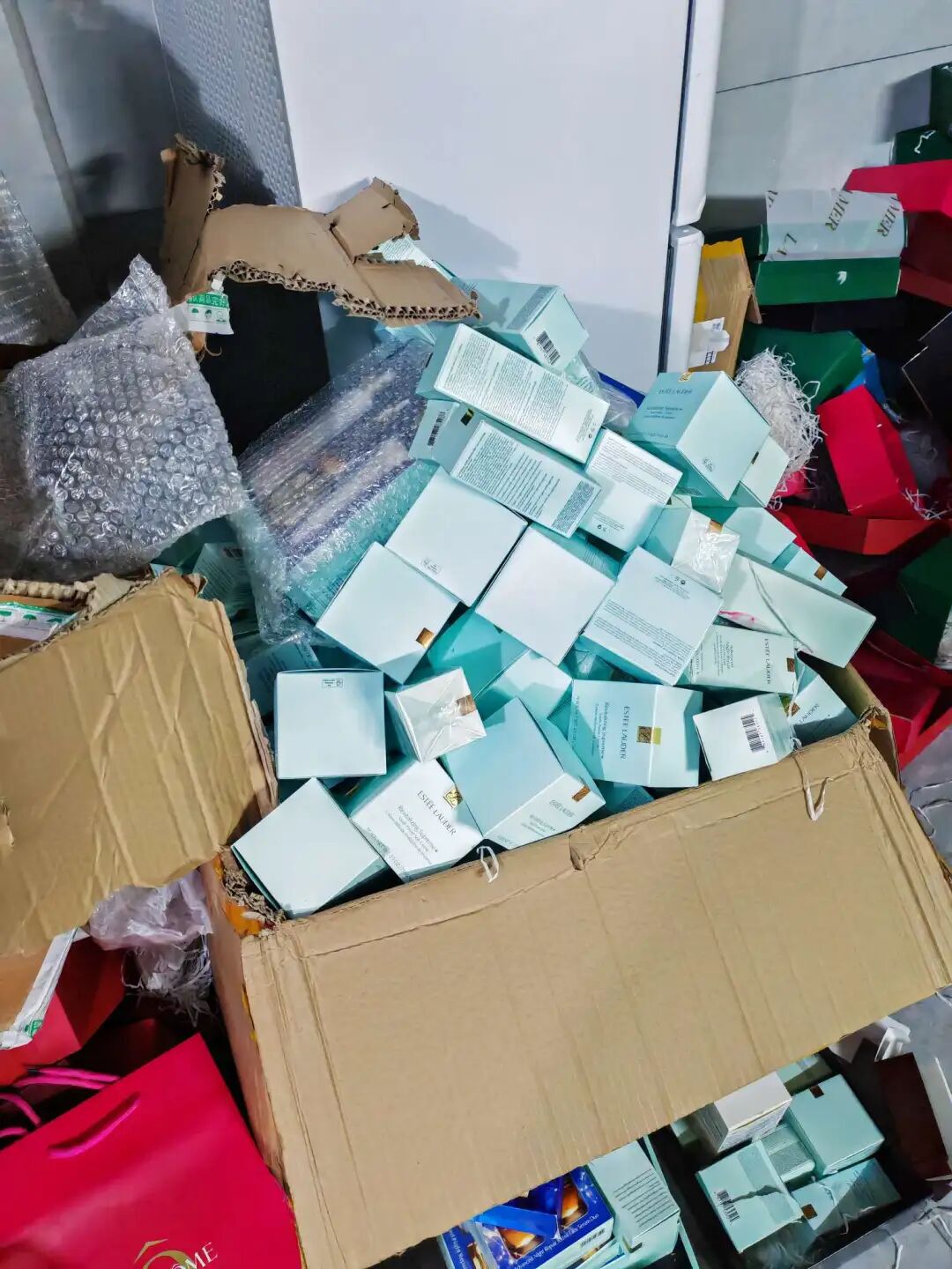 九游娱乐：开设多家网店低价销售假冒品牌化妆品10人获刑(图3)