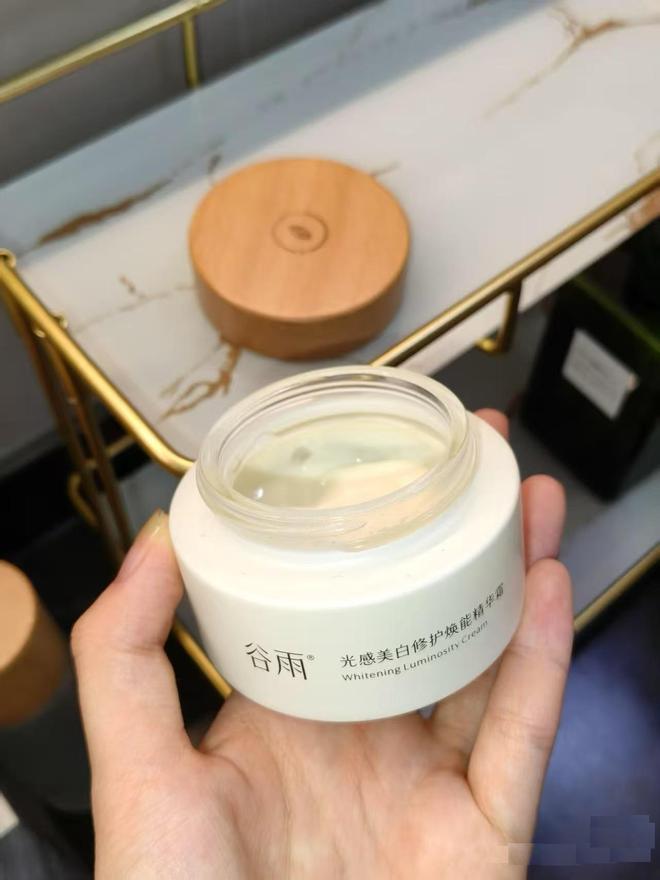 九游娱乐网站：不避光不长毛！这个美白成分让你安心变白(图2)