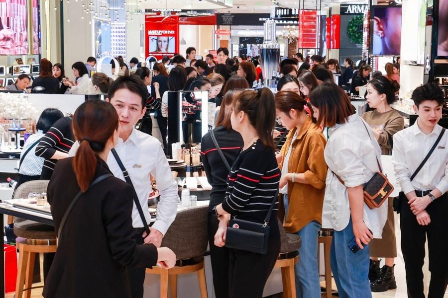 九游娱乐：银泰百货公布2024年度化妆品品牌“全国第一柜”(图1)