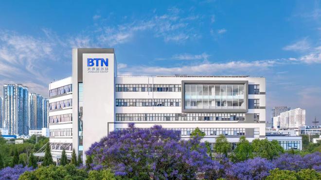 九游娱乐网站：修复不止于肌肤贝泰妮的经营疗愈术(图1)