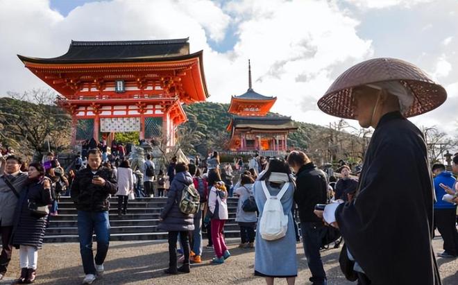 九游娱乐：仍有大批中国人赴日游客量暴涨消费却砍半日本商家开始慌了(图3)