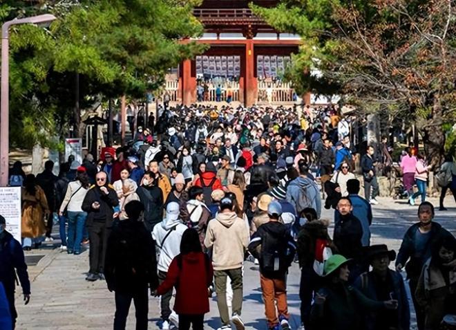 九游娱乐：仍有大批中国人赴日游客量暴涨消费却砍半日本商家开始慌了(图1)