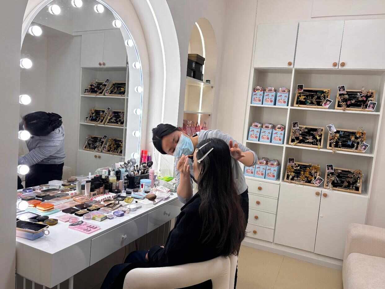 九游娱乐平台：00后开共享化妆室：月租1千元或4小时49元化妆品需要自备(图2)