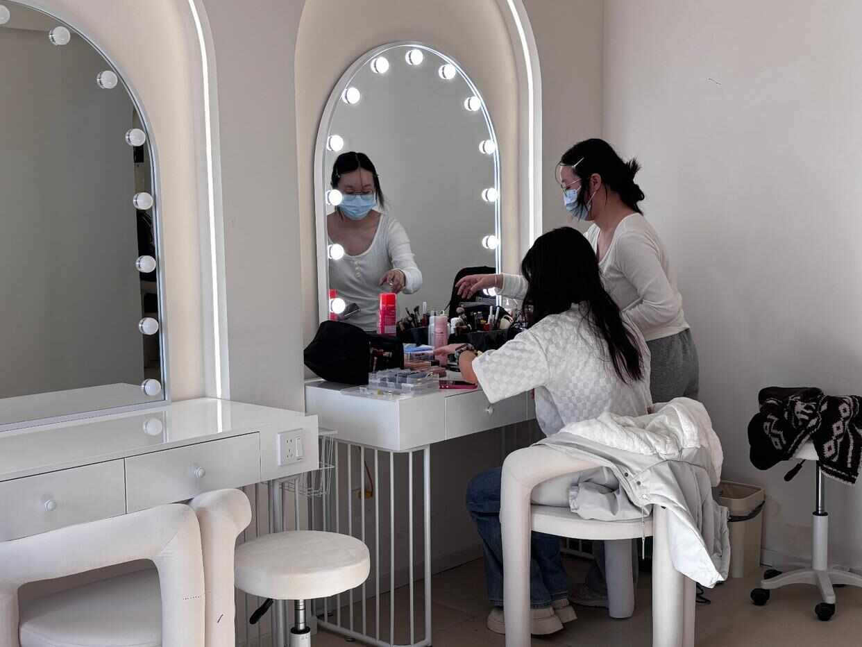 九游娱乐平台：00后开共享化妆室：月租1千元或4小时49元化妆品需要自备(图3)