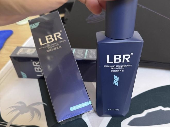 九游娱乐：2025男士保湿乳液推荐LBR专为亚洲男士研发控油保湿双油皮混皮秋冬不干燥(图2)