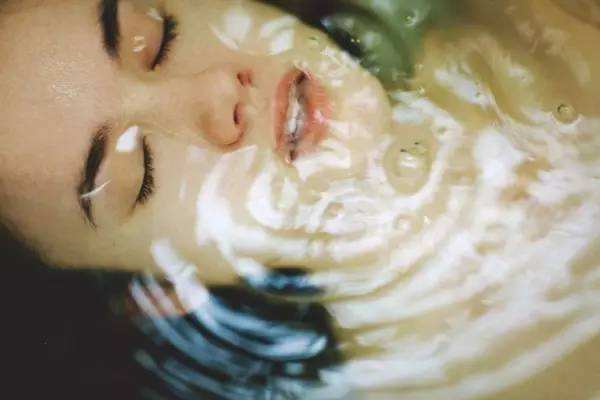 九游娱乐平台：日常生活中护肤的五个小诀窍(图1)