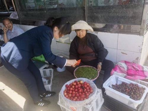 九游娱乐平台:守护百姓“钱袋子”-富滇银行昆明晋宁支行开展“金融知识宣传进商圈”活动(图1)