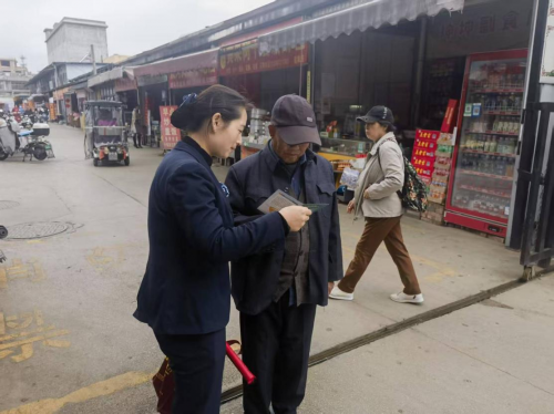 九游娱乐平台:守护百姓“钱袋子”-富滇银行昆明晋宁支行开展“金融知识宣传进商圈”活动(图2)