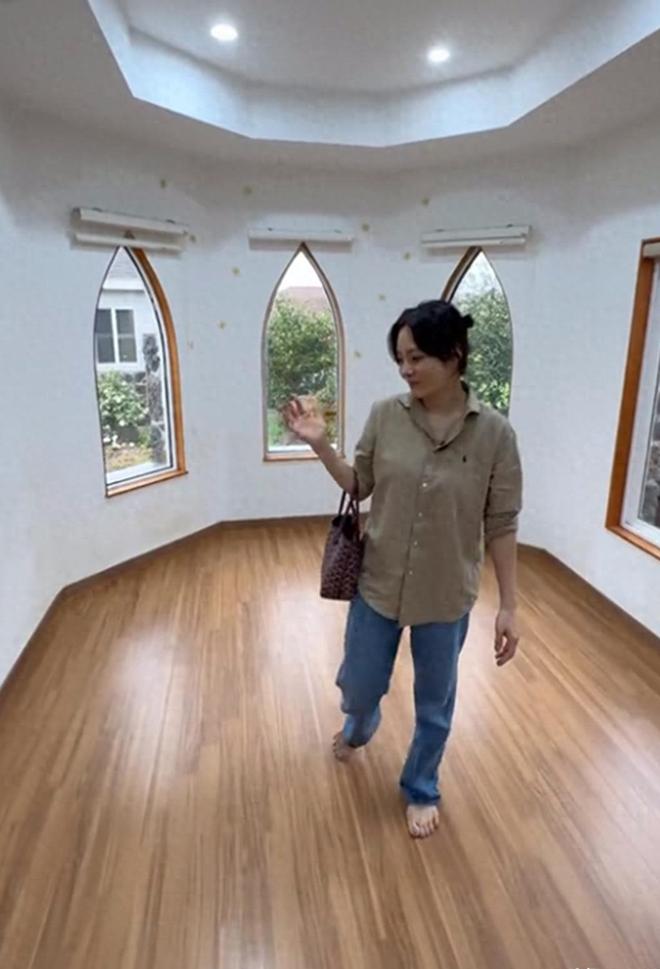 九游娱乐：与高梓淇离婚6年蔡琳带儿子搬离济州岛别墅光化妆品就装3车(图1)