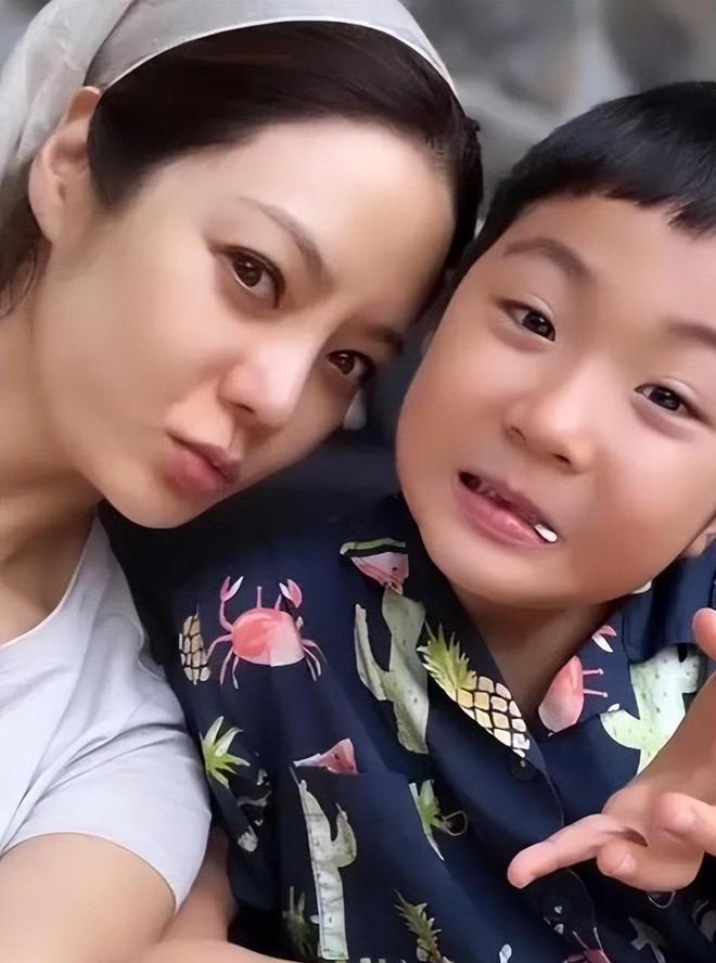 九游娱乐：与高梓淇离婚6年蔡琳带儿子搬离济州岛别墅光化妆品就装3车(图22)